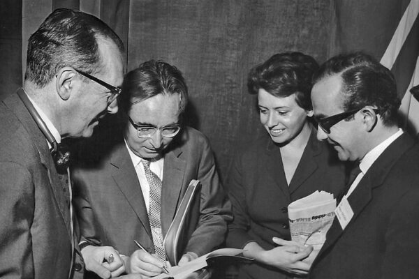 Le Dr Afonso Caycedo à l’âge de 32 ans en compagnie du Dr Viktor Frankl et de son épouse lors d’une de leurs rencontres à Londres, 1964