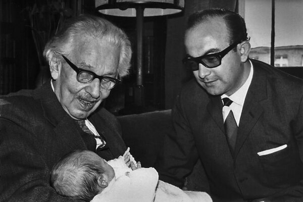 Le Dr Alfonso Caycedo avec le Dr Ludwig Binswanger tenant dans ses bras Alfonso-Javier Caycedo né quelques jours avant à Kreuzlingen, Suisse, 1964