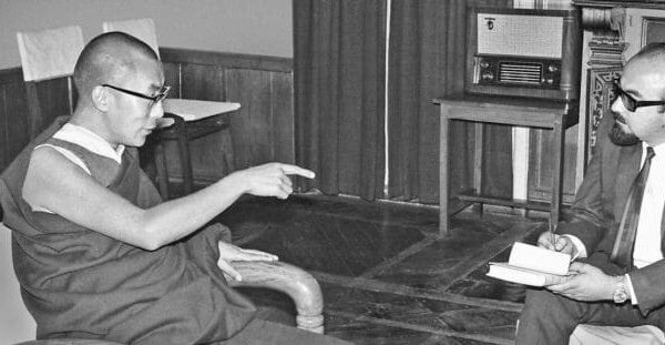Le Dr Caycedo en discussion avec Swami avec le Dalaï Lama, 1965